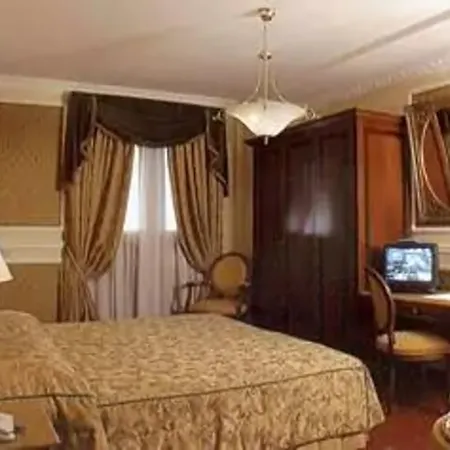 Champagne Garden Hotel 4*